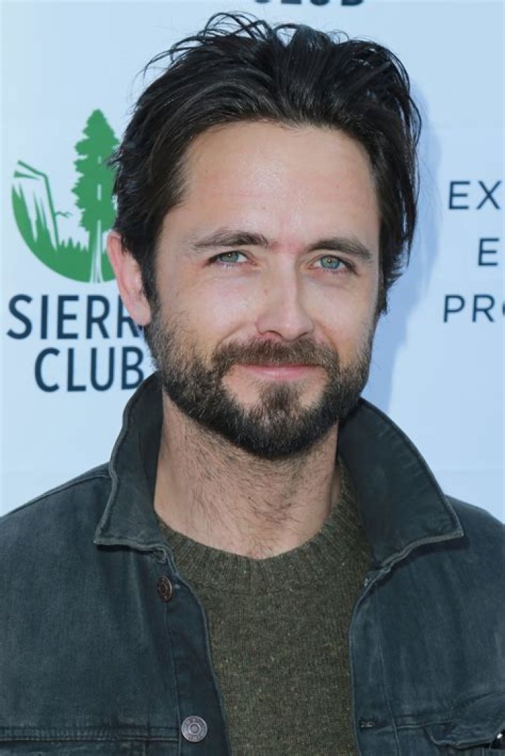 Justin Chatwin is not Married to Wife. Dating Girlfriend: Jenny